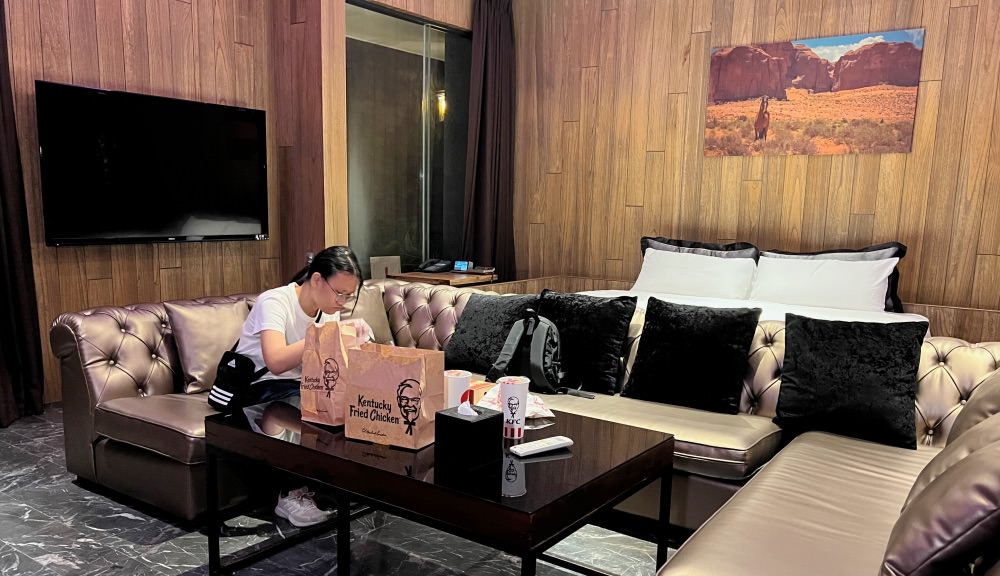 台中芭蕾城堡酒店｜畢業歡唱生日慶生KTV主題房，台中親子住宿首選