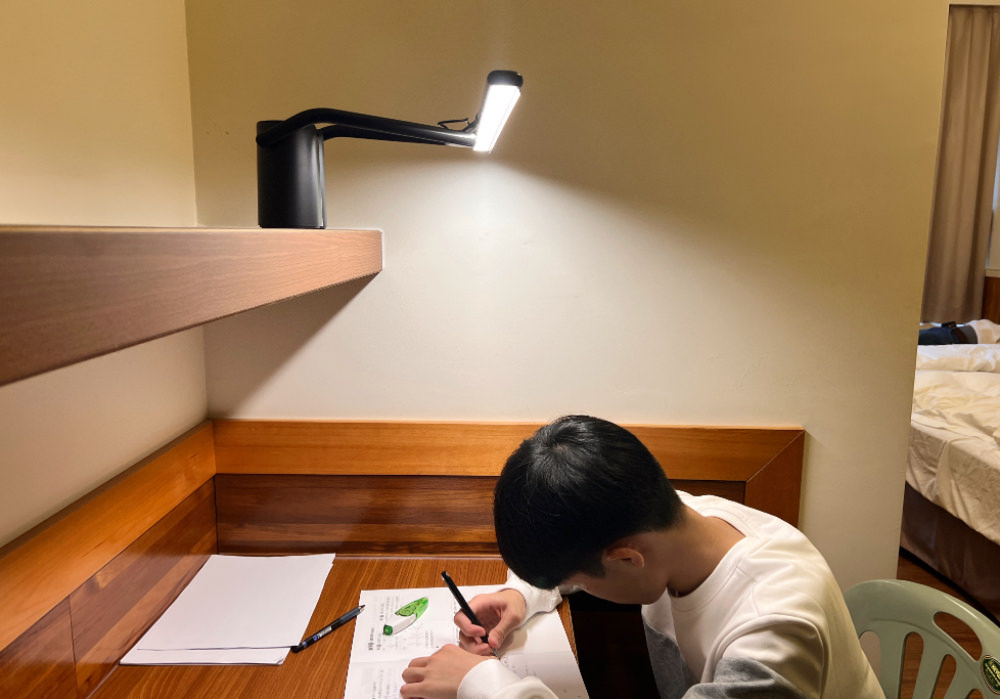 快譯通|LED 蓄電式檯燈鋼琴燈、無眩光無藍光、好用鋼琴燈推薦 - 第10張圖 快譯通|LED 蓄電式檯燈鋼琴燈、無眩光無藍光、好用鋼琴燈推薦