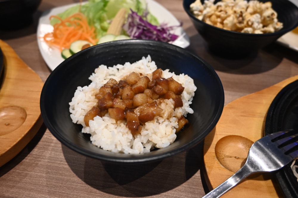 牛釜山牛排｜台中平價牛排推薦，沙拉冰淇淋自助吧吃到飽，羅宋湯推薦必吃