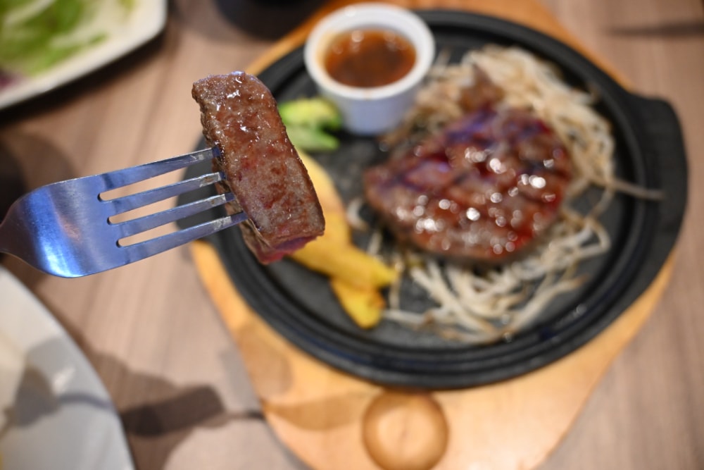 牛釜山牛排｜台中平價牛排推薦，沙拉冰淇淋自助吧吃到飽，羅宋湯推薦必吃